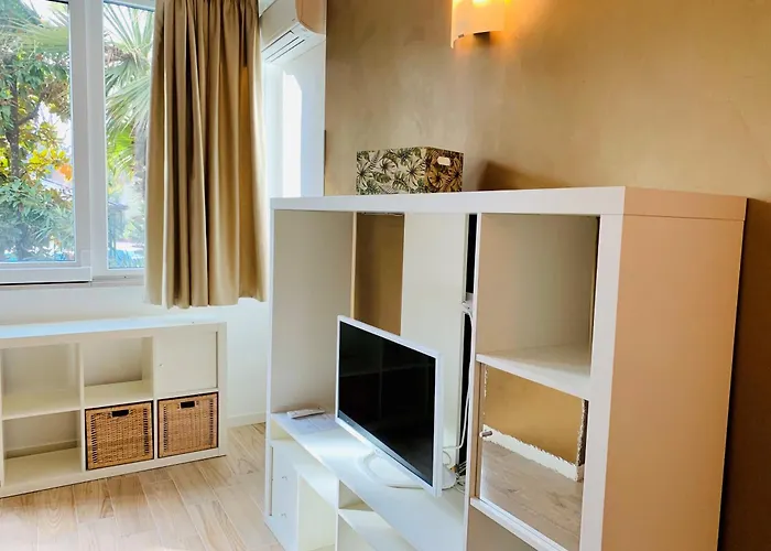 Front מלון דירות 4*