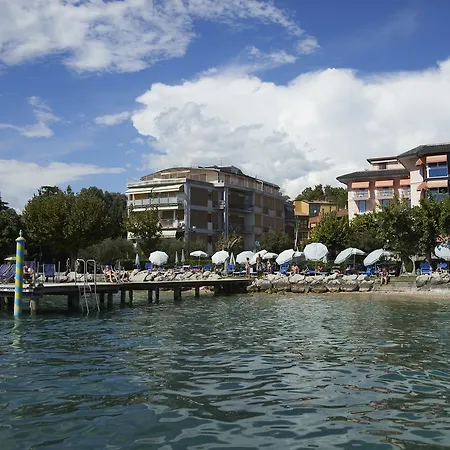 מלון דירות Front 4*