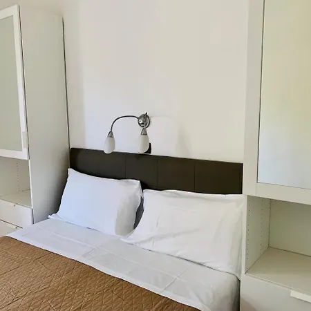 מלון דירות Front 4*